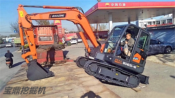寶鼎小型挖掘機(jī)