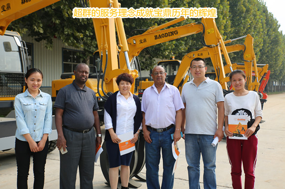 山東寶鼎反鏟式小型挖掘機(jī)廠家打造一流的服務(wù)團(tuán)隊