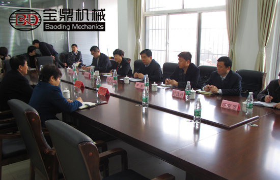 德州市相關(guān)領(lǐng)導(dǎo)與寶鼎挖掘機(jī)抓木機(jī)公司座談會(huì)