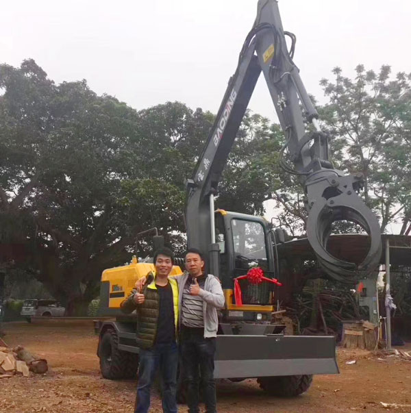 寶鼎輪式挖掘機(jī)抓木機(jī).jpg