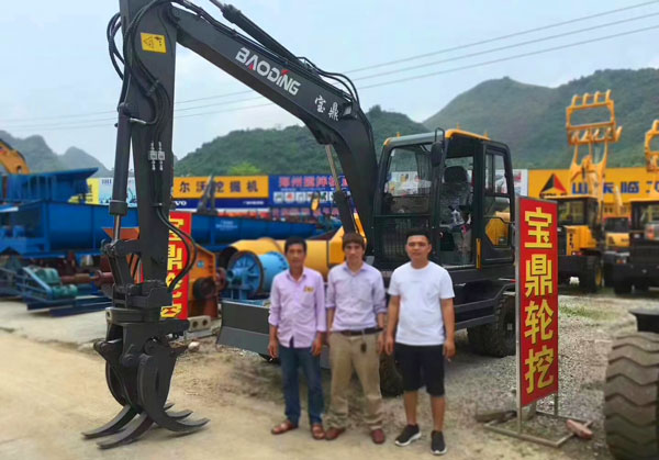 寶鼎輪式挖掘機(jī)抓木機(jī).jpg