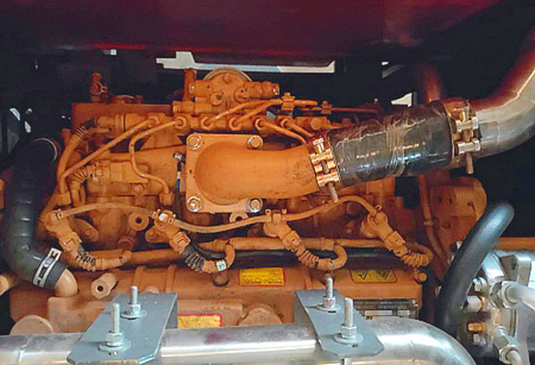 150輪式挖掘機(jī)發(fā)動(dòng)機(jī).jpg