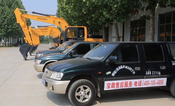 寶鼎輪式挖掘機服務(wù)車輛.jpg