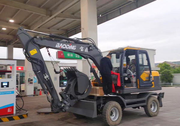 寶鼎95輪式挖掘機(jī)加油站加油.jpg