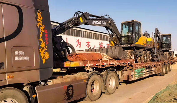 寶鼎輪式挖掘機發(fā)車.jpg