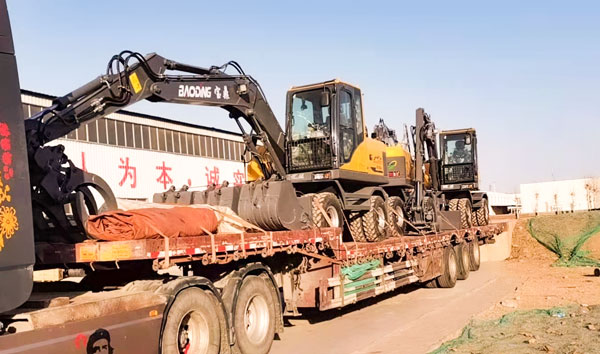 寶鼎輪式挖掘機發(fā)車現(xiàn)場.jpg