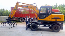 寶鼎小型挖掘機(jī)烈日當(dāng)頭發(fā)車不息，鐵甲征程五湖四海
