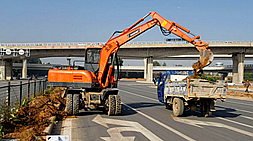 寶鼎小型挖掘機(jī)廠家助力新疆開發(fā)建設(shè)特推出高效車型