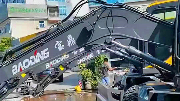 寶鼎廣西抓木機銷售網(wǎng)點又填新兵-廣西貴港抓木機銷售點開業(yè)